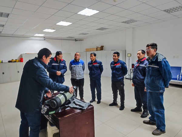 1709171423901108.jpeg 班長給外協(xié)人員培訓(xùn)空呼的正確佩戴方法以及注意事項1.jpg