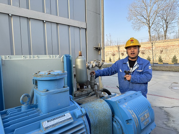 1710467800858772.jpeg 設(shè)備員正在對清洗機(jī)進(jìn)行檢查.jpg