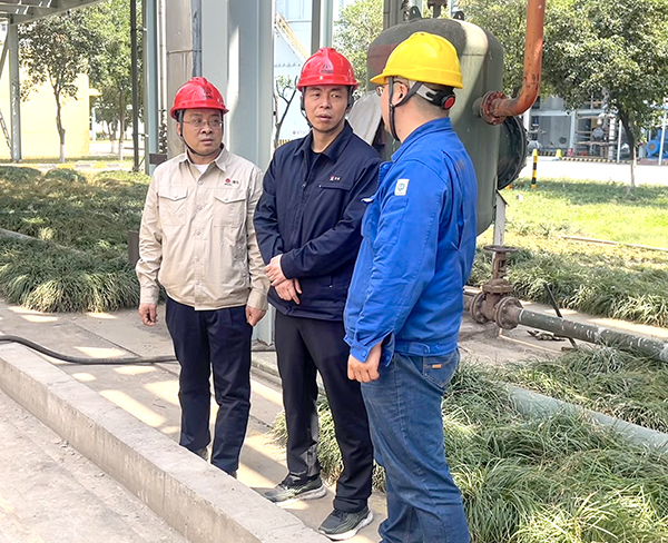 趙總在802搶修現(xiàn)場和車間主任、技術(shù)人員深入交流  600.jpg