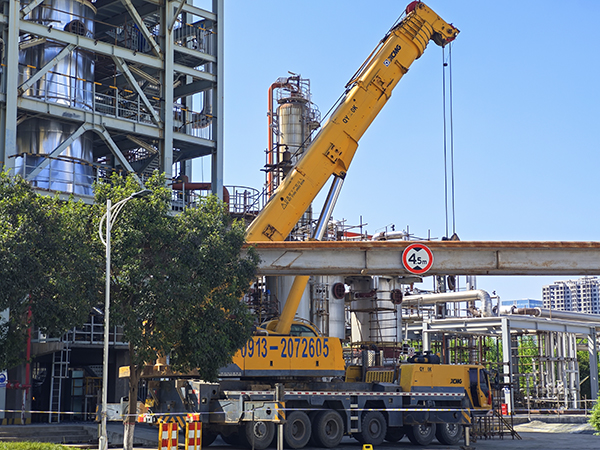 三期大檢修現(xiàn)場(chǎng)隨處可見的身高數(shù)丈、力敵千軍的“大黃蜂”式重量級(jí)作業(yè)吊車  600.jpg