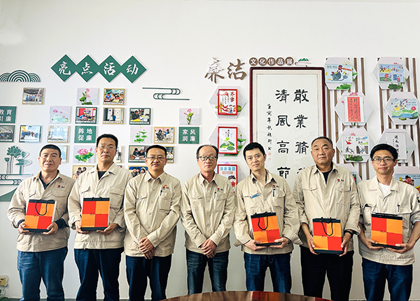 4月18日下午，物料車間黨支部組織運行崗位職工開展“書廉韻 倡廉潔”仿宋字書廉比賽。--晉級選手發(fā)放獎品.JPG