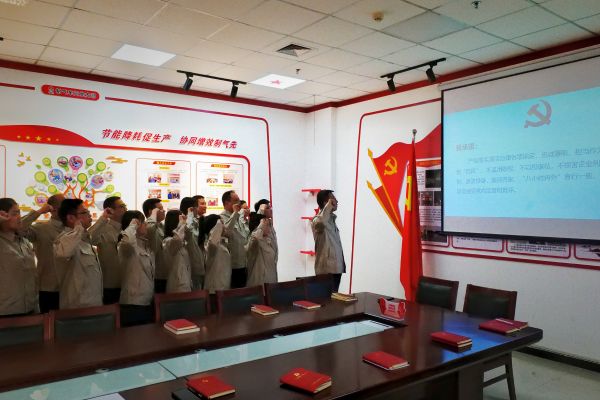 1714099008189226.jpeg 支部書記楊磊帶領(lǐng)黨員進(jìn)行”清正廉潔承諾“宣誓.jpg