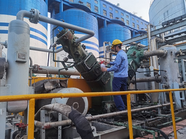 1714111719610373.jpeg 4月23日,工藝人員對檢修情況進行檢查.jpg