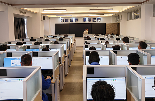 1714285878357213.jpeg 4月26日動力車間組織員工進行第一季度業(yè)務知識考核.jpg