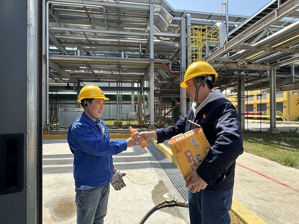 1714541208795014.jpeg 為現(xiàn)場(chǎng)員工送清涼.jpg