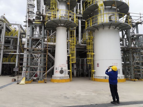 圖2 5月2日，沈思研拍攝T1604甲醇水分離塔拆人孔。肖歡 攝.jpg