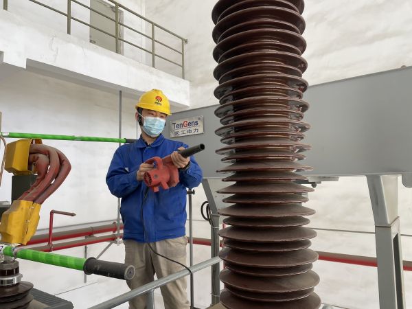 1714622543496508.jpeg 電儀分部員工周星宇對(duì)變壓器瓷瓶進(jìn)行吹掃.jpg