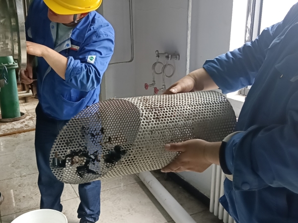 2024年5月2日，崗位人員自行拆除過(guò)濾器清理濾網(wǎng)，除污去垢凈裝置。.jpg