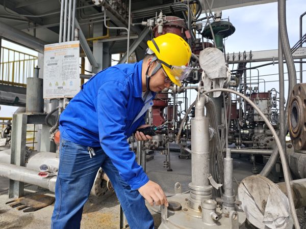 圖1 5月7日，現(xiàn)場(chǎng)人員查看氣化爐火勢(shì)情況。劉航 攝.jpg