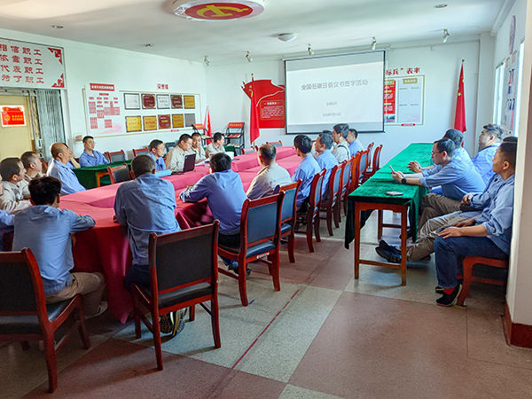 1715846285162575.jpeg 5月15日16:10,合成車(chē)間進(jìn)行低碳倡議宣貫.jpg