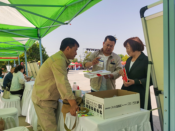 1716085388130718.jpeg 2024年5月17日南七饸饹文化藝術節(jié) 尿素產(chǎn)品展示現(xiàn)場選1.jpg