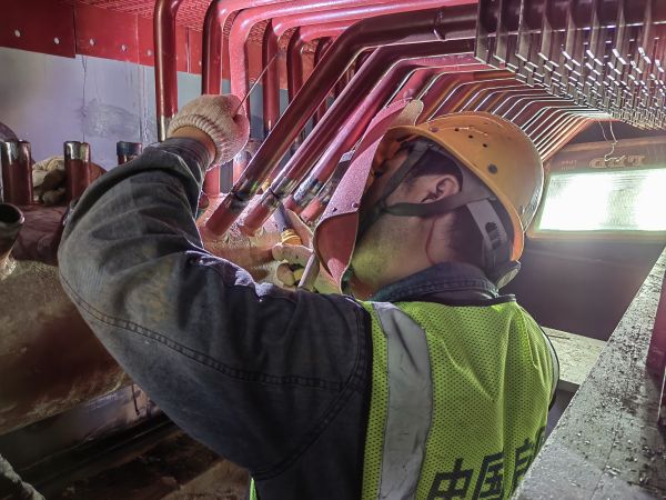 2024年5月20日，動力車間4號鍋爐施工單位檢修人員正在焊接新的省煤器.jpg