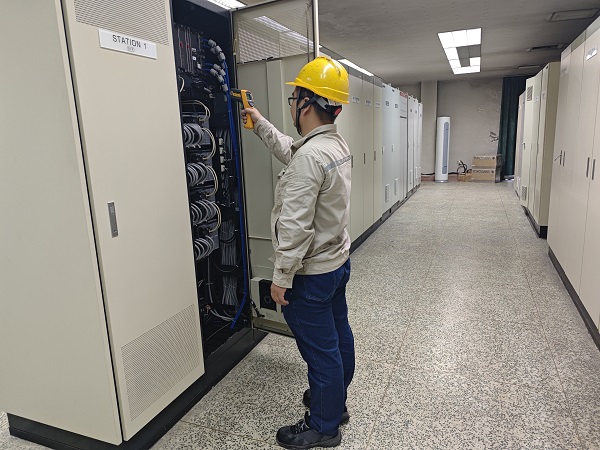 1716856979543633.jpeg 5月27日,儀表巡檢人員正在對儀表元件進行紅外線檢測.jpg