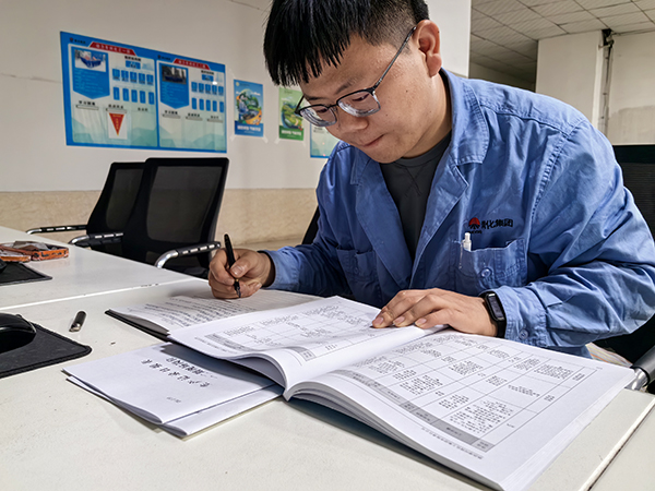 岳維哲堅(jiān)持學(xué)習(xí)，通過每日一問、學(xué)習(xí)強(qiáng)企等方式不斷提高自己的業(yè)務(wù)能力.jpg