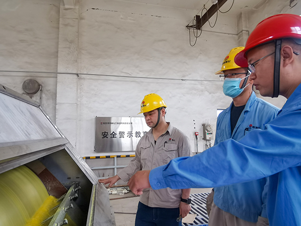5月27日，劉立考與技術員現(xiàn)場查看新造粒機情況，為開車準備.jpg