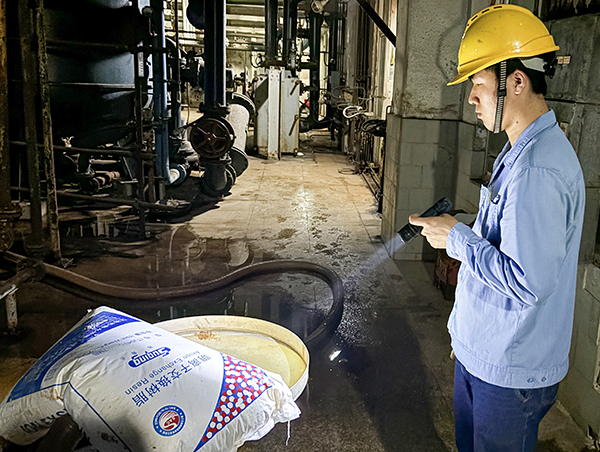 1717026371958462.jpeg 2024年5月28日杜樂正在卸F3101A床體內(nèi)樹脂,觀察樹脂流動速度.jpg