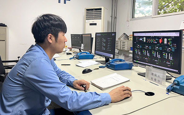 1717026383637171.jpeg 杜樂正在崗位認真監(jiān)盤觀察盤上的數(shù)據(jù).jpg