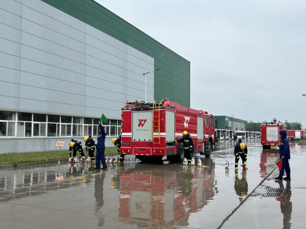 1717051313157576.jpeg 圖1 彬州公司消防隊(duì)參加在咸召開的首屆多形式消防比圖.jpg