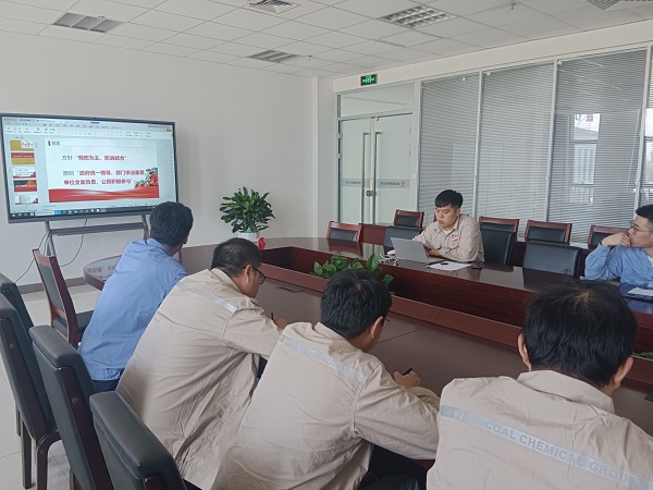 7月4日上午，水汽車間安全員賀文對(duì)運(yùn)行一班全體人員進(jìn)行了消防安全培訓(xùn)與典型事故案例分析的專題培訓(xùn)。.jpg