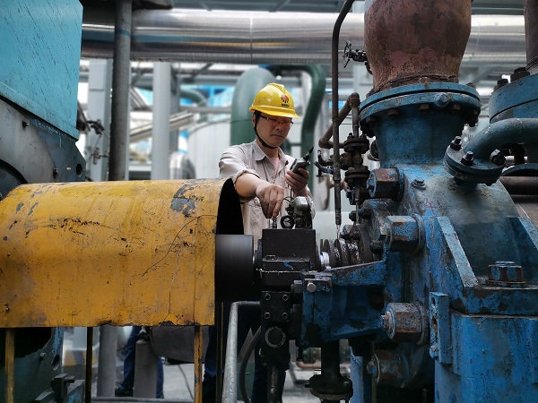 1721183008231988.jpeg 技術(shù)員王明科認(rèn)真測量安裝后各項(xiàng)數(shù)據(jù)指標(biāo).jpg