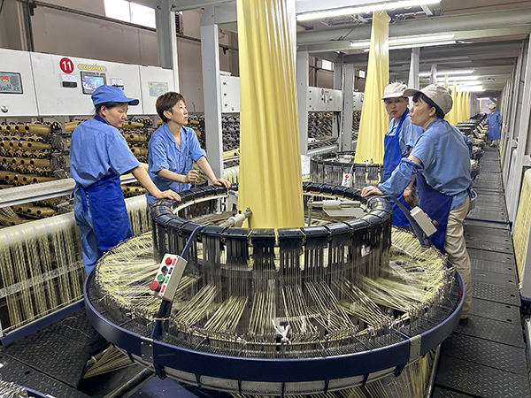 7 月 23 日，老員工手把手地教導(dǎo)轉(zhuǎn)崗新員工調(diào)試機(jī)器。.jpg