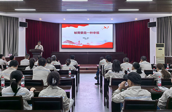 1721910368751203.jpeg 2024年7月24日,渭化集團(tuán)在新時(shí)代文明實(shí)踐中心二樓大講堂舉辦了《道德講堂》活動(dòng).jpg