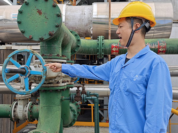 1722210945386527.jpeg 7月28日早九點合成車間氣化現(xiàn)場操作人員陳恒進行現(xiàn)場手指口述考試.jpg