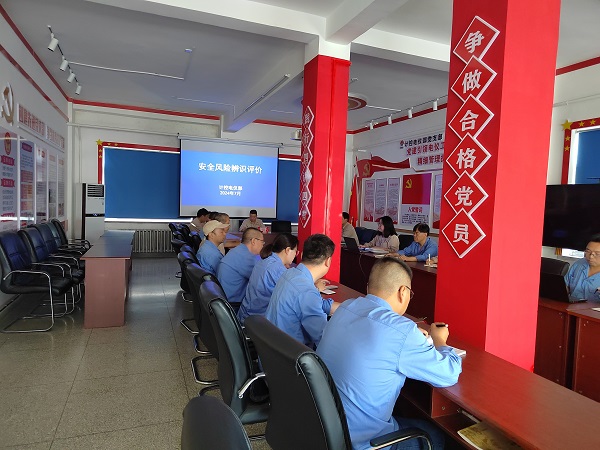 近日，計(jì)控電儀部舉行了“安全風(fēng)險(xiǎn)辨識評價(jià)”總結(jié)會，由部門領(lǐng)導(dǎo)、安全員、各班、段、站長、技術(shù)員組成的安全風(fēng)險(xiǎn)評價(jià)小組對部門管轄區(qū)域的安全風(fēng)險(xiǎn)進(jìn)行了進(jìn)一步的辨識評估和總結(jié)1.jpg