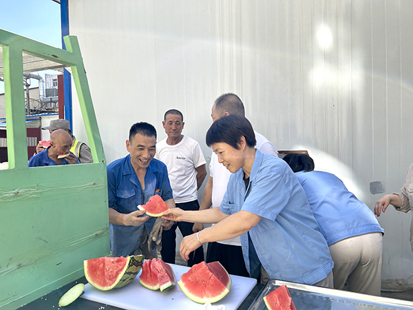 8月1日，工會(huì)劉婕給戶外工作員工送西瓜.jpg