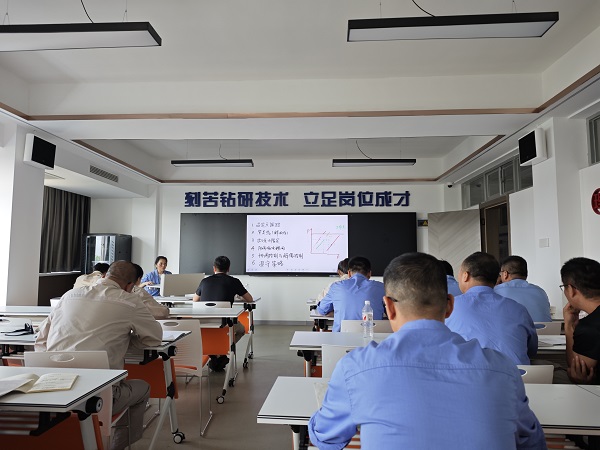 近日，計控電儀部主任工程師馬曉華為部門人員進行了“離心式壓縮機的防喘振控制” 培訓1.jpg