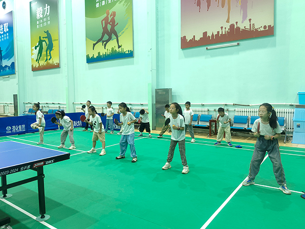 2024年8月1日，渭化集團乒乓球館，小學(xué)生學(xué)習(xí)乒乓球.jpg