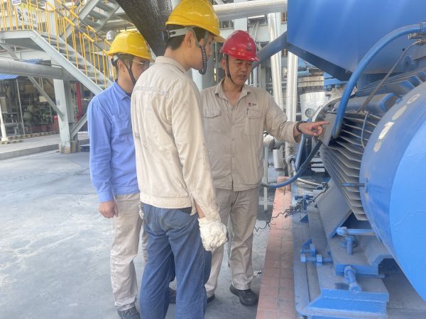 1724200470918005.jpeg 車間副主任張寶利和工藝技術(shù)員劉勇帶隊(duì)開展抽查.jpg