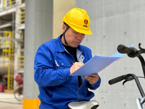 圖2 8月26日，安全員陳科武簽署作業(yè)票據(jù)。.jpg