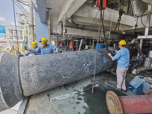 起重工：奮斗一線，繪就精彩   600.jpg