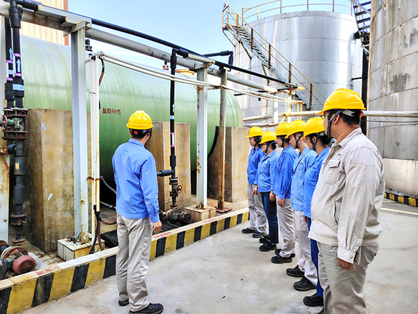 1725259260557577.jpeg 8月30日脫鹽水技術(shù)員田亮給運(yùn)行人員現(xiàn)場(chǎng)培訓(xùn)卸酸注意事項(xiàng).jpg