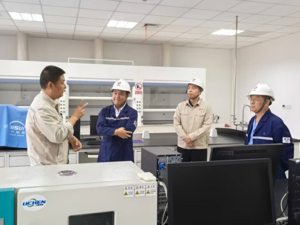 1726273209761681.jpeg 姚繼峰聽(tīng)取工作人員匯報(bào).jpg