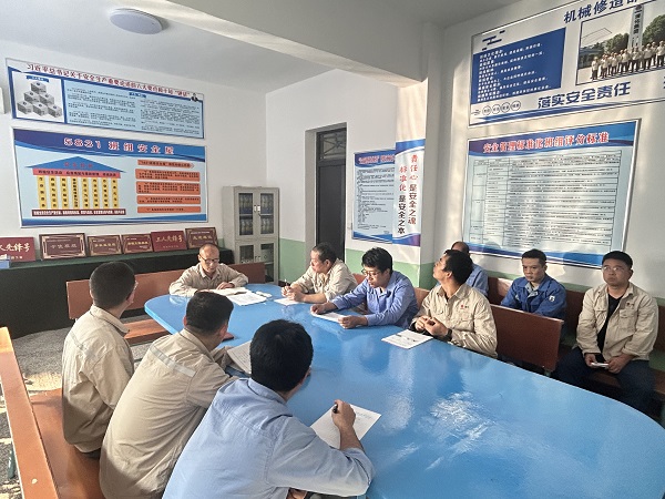 1729130100187545.jpeg 張振華帶領(lǐng)大家對(duì)安全“雙優(yōu)班組”遇見(jiàn)的問(wèn)題逐一解決.jpg