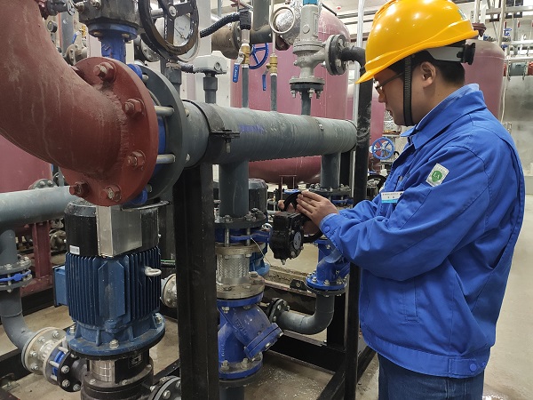 1729209157234757.jpeg 職工對(duì)設(shè)備排查隱患.jpg