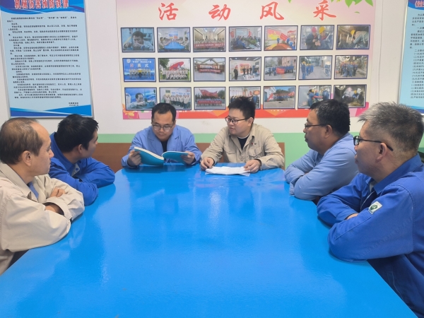 1729753952531755.jpeg 檢修人員在檢修二部進行《板式換熱器檢修規(guī)程》的學(xué)習(xí).jpg