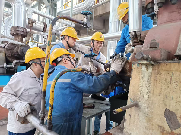 1729913855861296.png 技術(shù)員正在為大家演示力矩扳手正確拆卸作業(yè).png