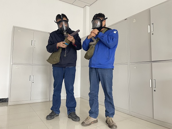 運(yùn)行工段員工正在練習(xí)如何將面具與濾毒罐正確組裝。.jpg