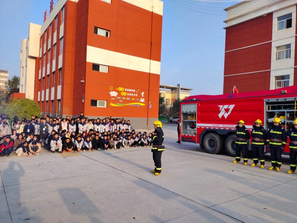 11月6日，彬州公司消防隊進(jìn)學(xué)校宣傳消防知識2.jpg
