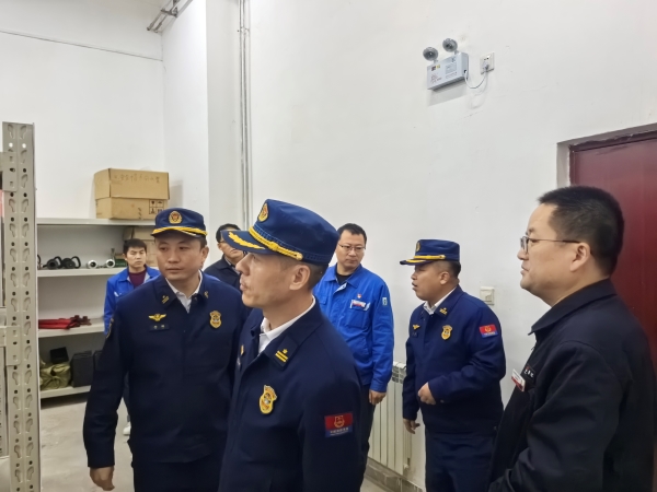 11月13日，咸陽市消防救援支隊(duì)檢查消防器材庫.jpg