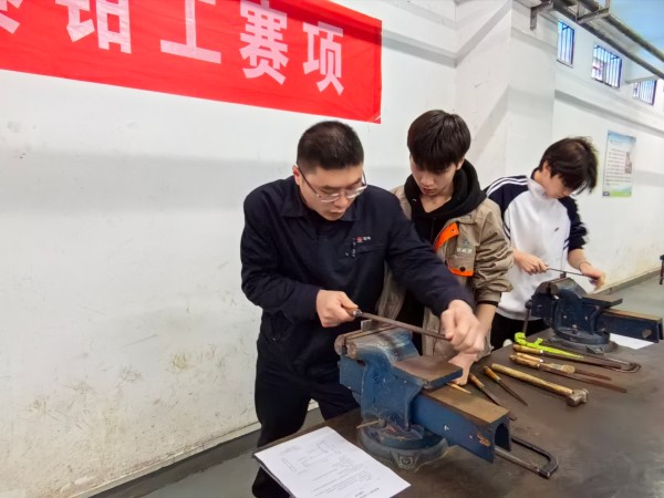 1731659388966374.jpeg 工程師王明科為學(xué)生親自示范使用銼刀標準動作.jpg