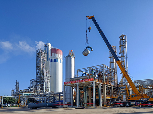 11月27日，吊裝設(shè)備對(duì)換熱器封頭進(jìn)行吊裝  副圖.jpg