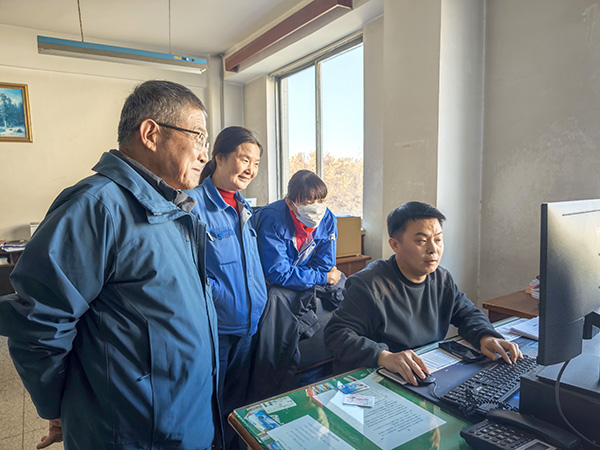 1733904478619677.jpeg 人力資源部為退休職工辦理企業(yè)年金1.jpg