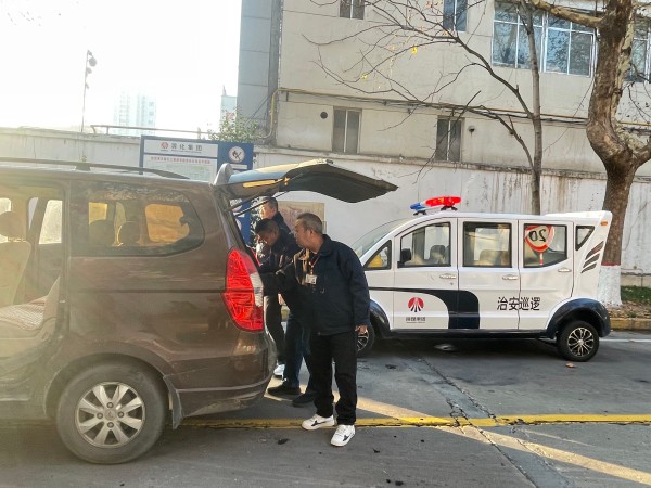 1734490671665507.jpeg 行政保衛(wèi)部對(duì)東門出廠車輛進(jìn)行檢查.jpg