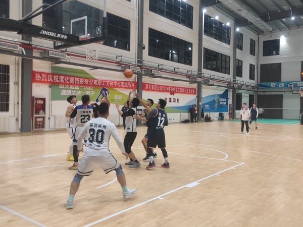 2025年1月2日，彬州市籃球協(xié)會與彬州公司籃球代表隊在文體中心開展籃球友誼賽-1.jpg