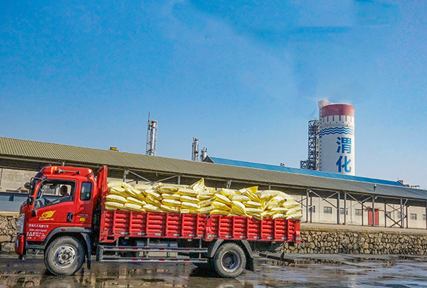 1737101575589728.jpeg 2024年國(guó)慶節(jié)運(yùn)銷市場(chǎng)部裝好尿素的車輛出廠 600.jpg