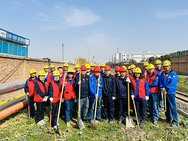 3月20日下午，物料車間黨支部開展“清除雜草保安全 志愿服務顯擔當”主題活動，黨員及青年志愿者集體合影    600.jpg